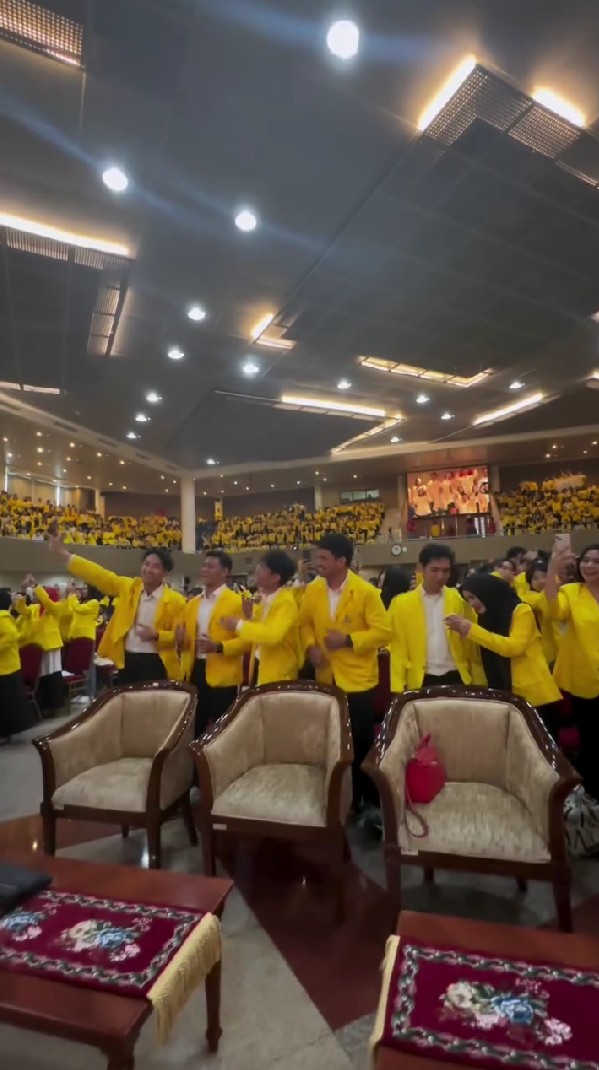 Krisdayanti tak gengsi kuliah S1 di usia 49 tahun, 9 momen Ospek-nya ini seperti panggung konser diva