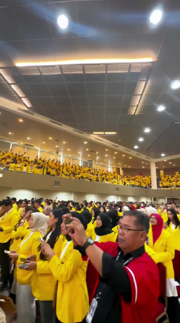 Krisdayanti tak gengsi kuliah S1 di usia 49 tahun, 9 momen Ospek-nya ini seperti panggung konser diva