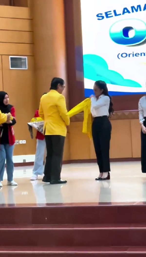 Krisdayanti tak gengsi kuliah S1 di usia 49 tahun, 9 momen Ospek-nya ini seperti panggung konser diva