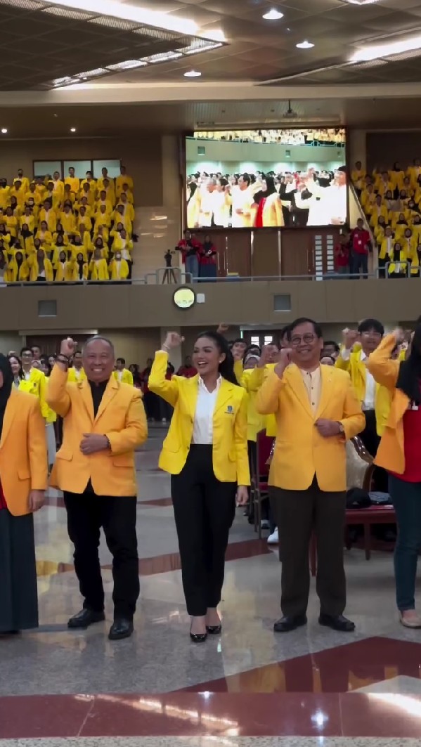 Krisdayanti tak gengsi kuliah S1 di usia 49 tahun, 9 momen Ospek-nya ini seperti panggung konser diva