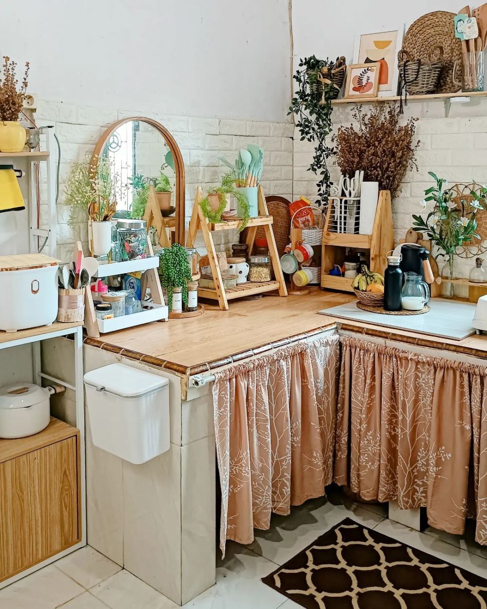 Elegan meski tanpa kitchen set, 10 potret dapur Japandi ini visualnya yang estetik bikin betah