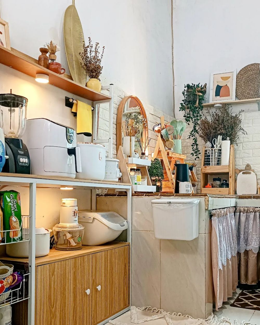 Elegan meski tanpa kitchen set, 10 potret dapur Japandi ini visualnya yang estetik bikin betah