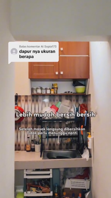 Dapur sempit bak gang senggol ini bikin pemilik rumah mutar otak untuk menatanya, intip 9 potretnya