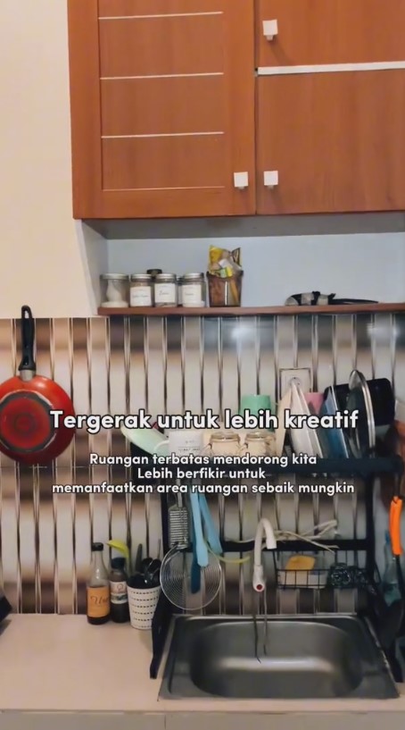 Dapur sempit bak gang senggol ini bikin pemilik rumah mutar otak untuk menatanya, intip 9 potretnya