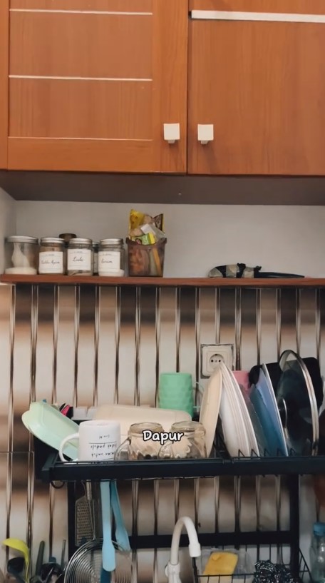 Dapur sempit bak gang senggol ini bikin pemilik rumah mutar otak untuk menatanya, intip 9 potretnya