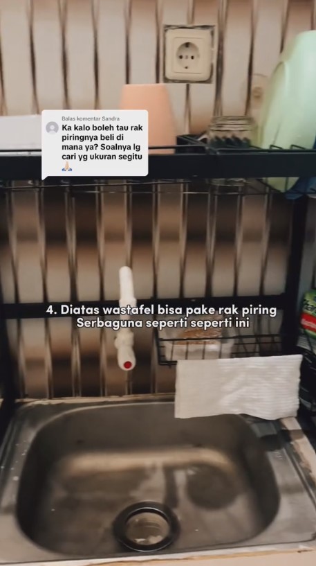 Dapur sempit bak gang senggol ini bikin pemilik rumah mutar otak untuk menatanya, intip 9 potretnya