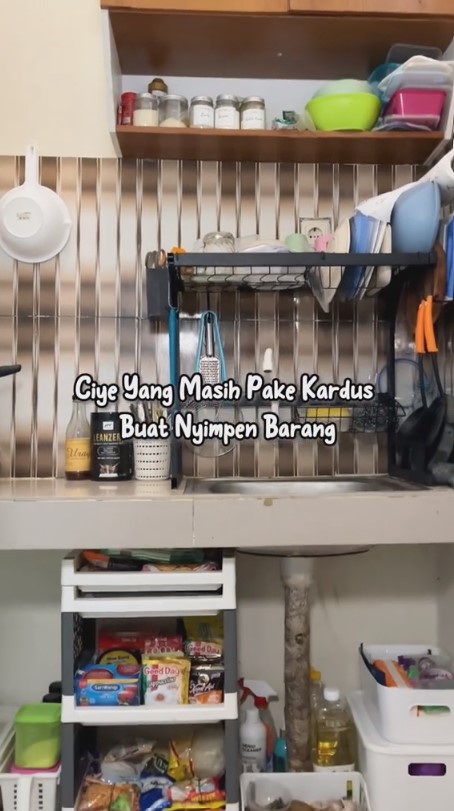 Dapur sempit bak gang senggol ini bikin pemilik rumah mutar otak untuk menatanya, intip 9 potretnya