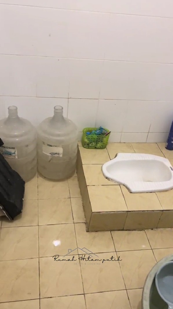 Makeover kamar mandi subsidi bujet BPJS hasilnya estetik meski pakai toilet jongkok, ini 9 potretnya