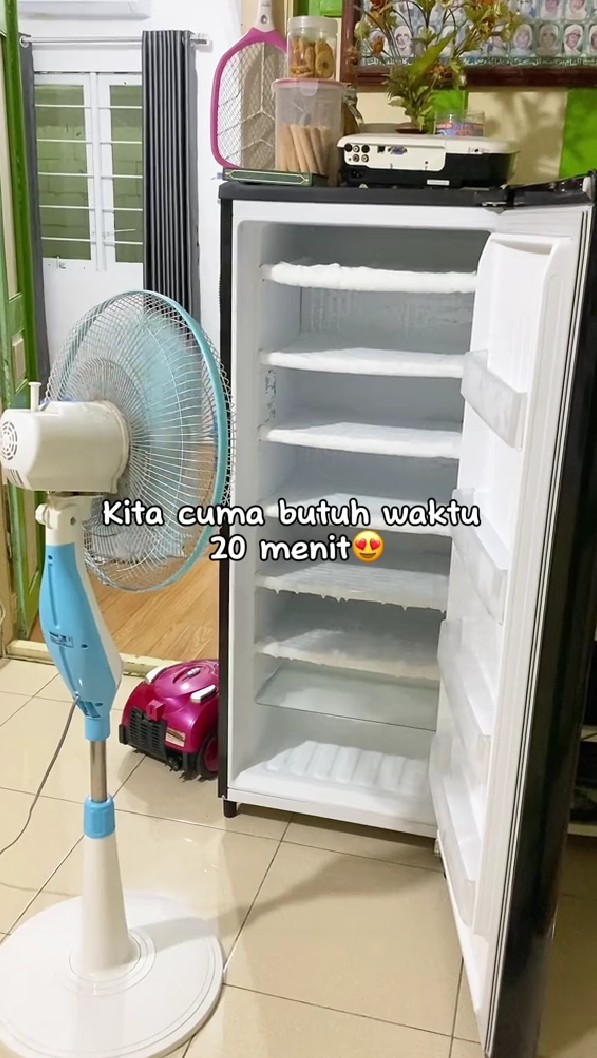 Trik mencairkan bunga es di freezer cuma 20 menit, auto bersih tanpa repot dicongkel