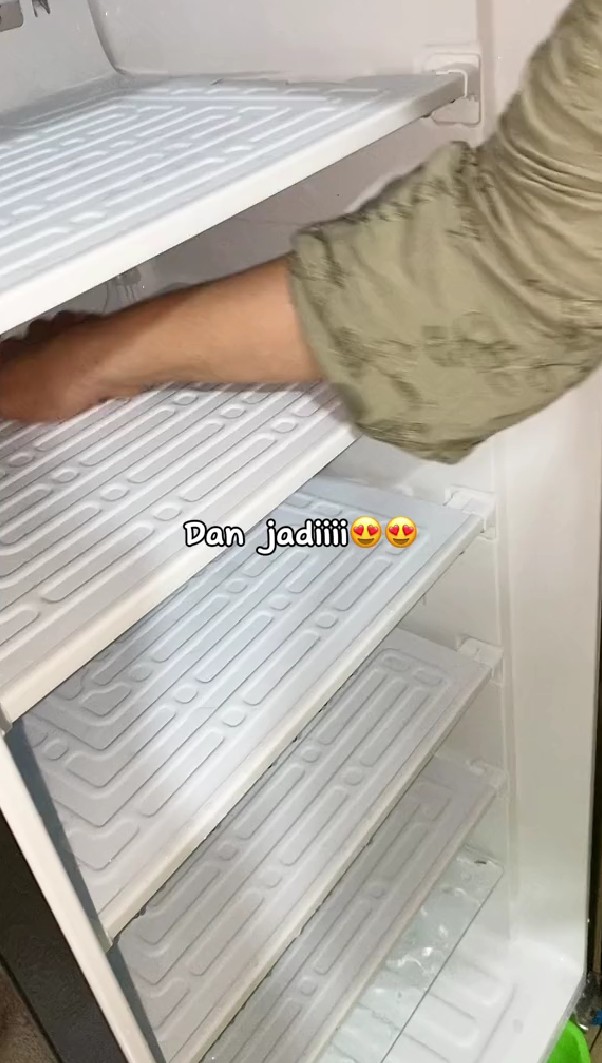 Trik mencairkan bunga es di freezer cuma 20 menit, auto bersih tanpa repot dicongkel