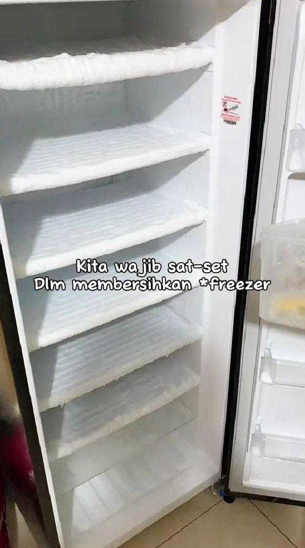 Trik mencairkan bunga es di freezer cuma 20 menit, auto bersih tanpa repot dicongkel