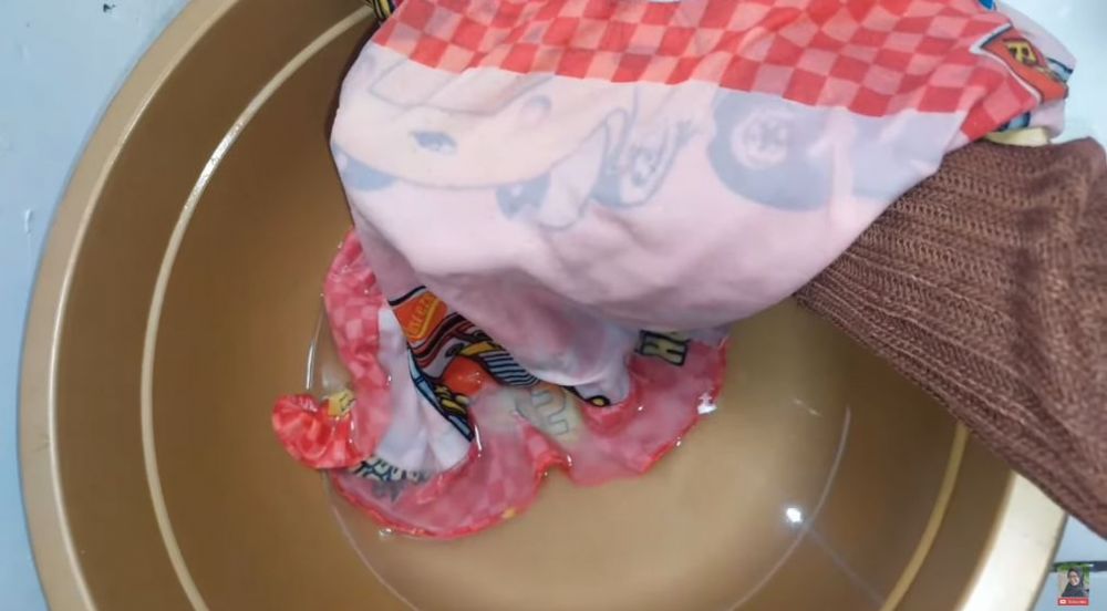 Trik bersihkan bintik hitam di sarung bantal tanpa capek menyikat, cuma pakai 1 tambahan bahan dapur