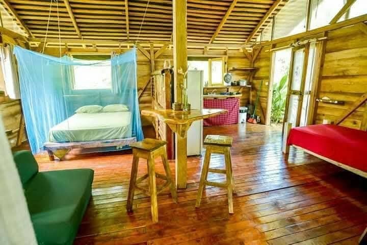 Dari luar tampak kumuh beratap seng, 7 potret dalam rumah kayu ini bak vila estetik