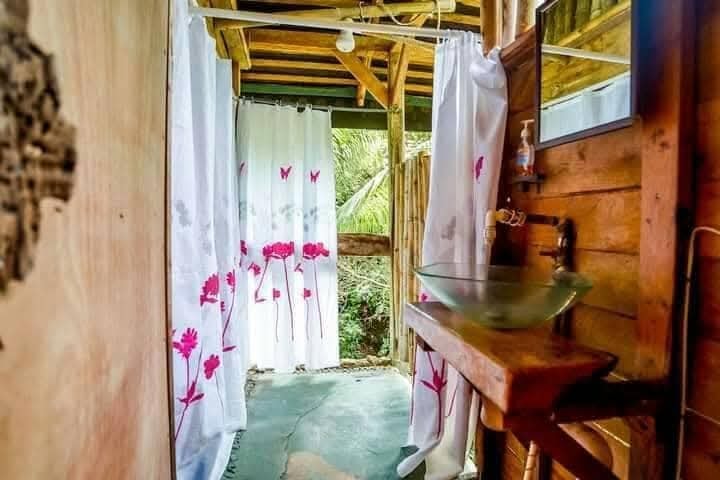 Dari luar tampak kumuh beratap seng, 7 potret dalam rumah kayu ini bak vila estetik