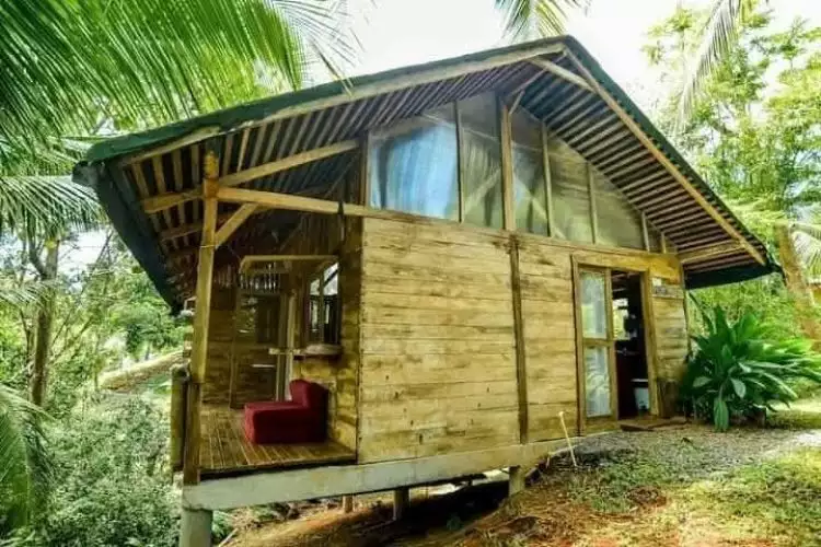 Dari luar tampak kumuh beratap seng, 7 potret dalam rumah kayu ini bak vila estetik