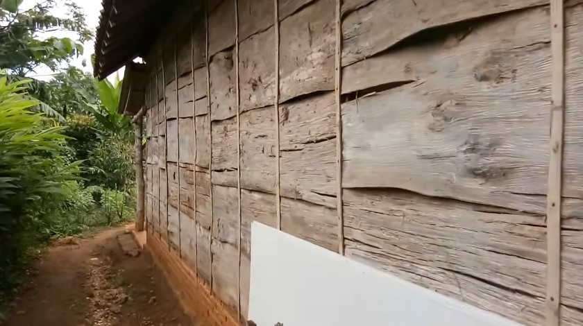 Tampak luar rumah kayu sederhana ini usang, 9 potret bagian dalamnya sukses bikin maling terkecoh