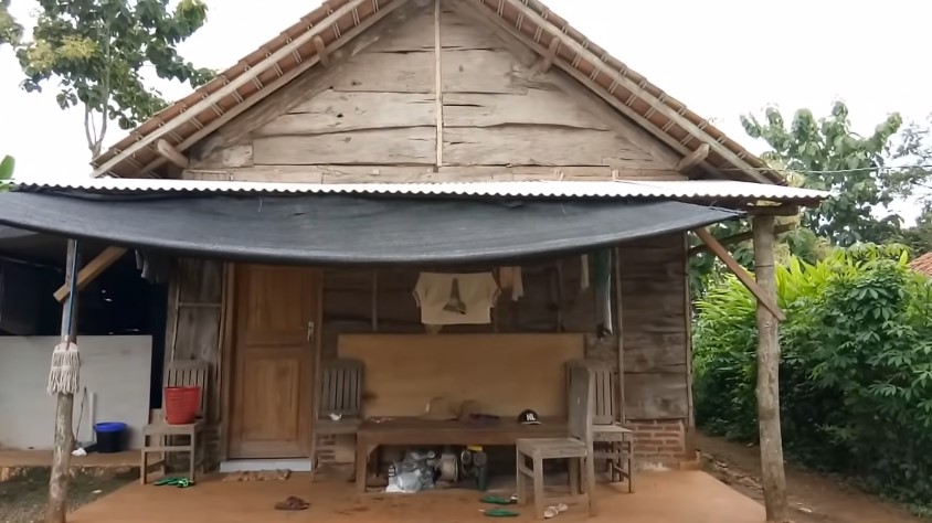 Tampak luar rumah kayu sederhana ini usang, 9 potret bagian dalamnya sukses bikin maling terkecoh