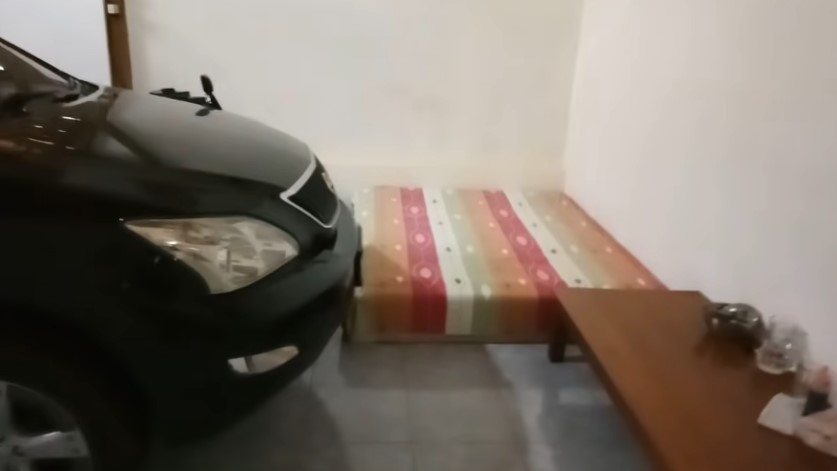 Tampak luar rumah kayu sederhana ini usang, 9 potret bagian dalamnya sukses bikin maling terkecoh