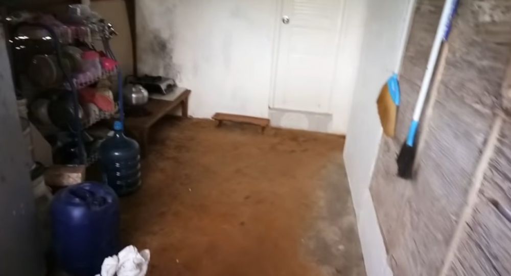 Tampak luar rumah kayu sederhana ini usang, 9 potret bagian dalamnya sukses bikin maling terkecoh