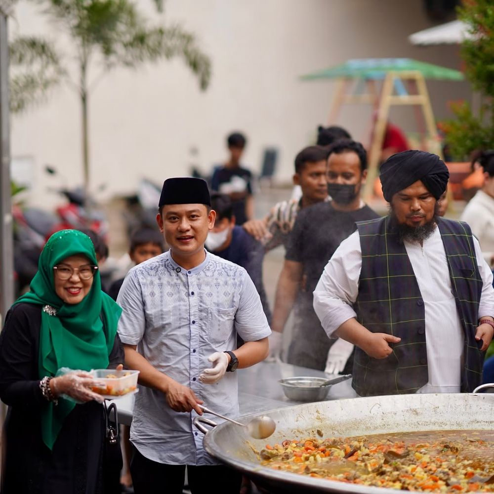 9 Momen Bobon Santoso mualaf dipandu Ustaz Derry Sulaiman, mantap ucap kalimat syahadat saat Ramadan