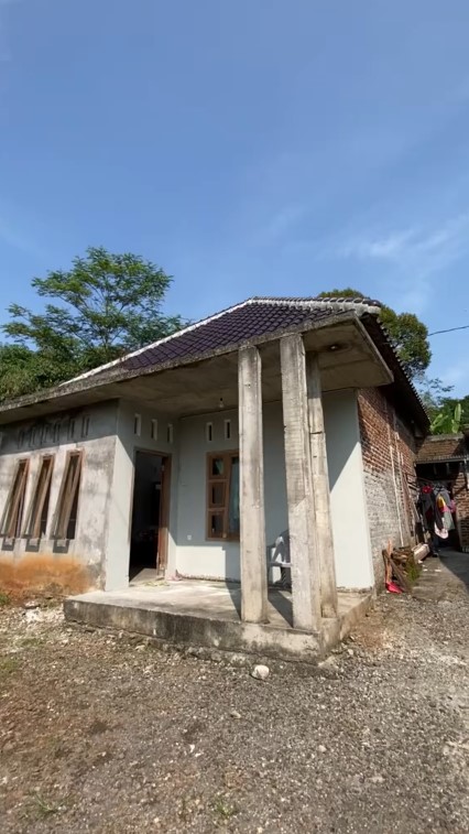 Luarnya terlihat bangunan belum jadi, 9 potret dalam hunian antisombong ini berkonsep open space