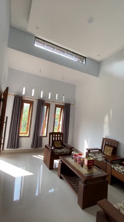 Luarnya terlihat bangunan belum jadi, 9 potret dalam hunian antisombong ini berkonsep open space