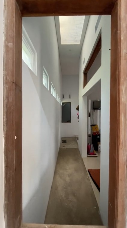 Luarnya terlihat bangunan belum jadi, 9 potret dalam hunian antisombong ini berkonsep open space