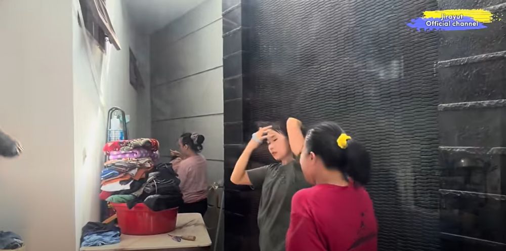 Tak lagi ngontrak kini sukses bangun rumah, intip 11 potret hunian baru Jirayut di Jakarta