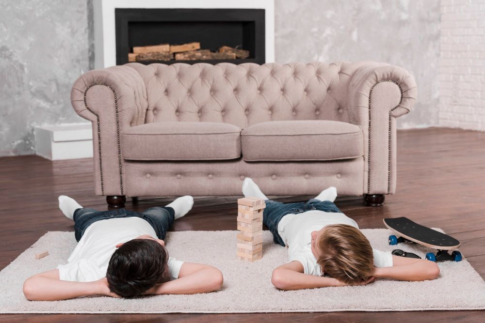 Tak sembarangan, ini alasan mengapa sofa dibuat dengan celah di bawahnya