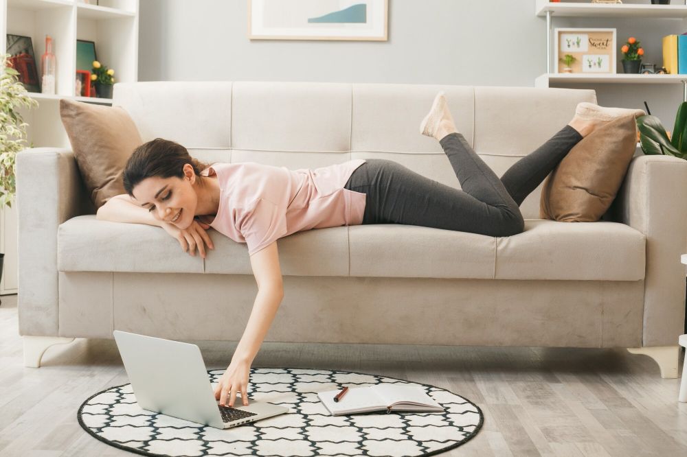 Tak sembarangan, ini alasan mengapa sofa dibuat dengan celah di bawahnya