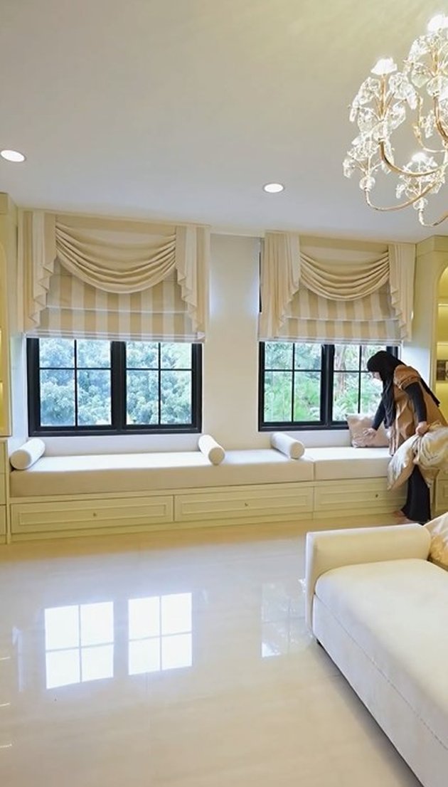 Tasyi Athasyia makeover kamar tidur mewahnya, intip 10 potretnya, furnitur serba warna emas