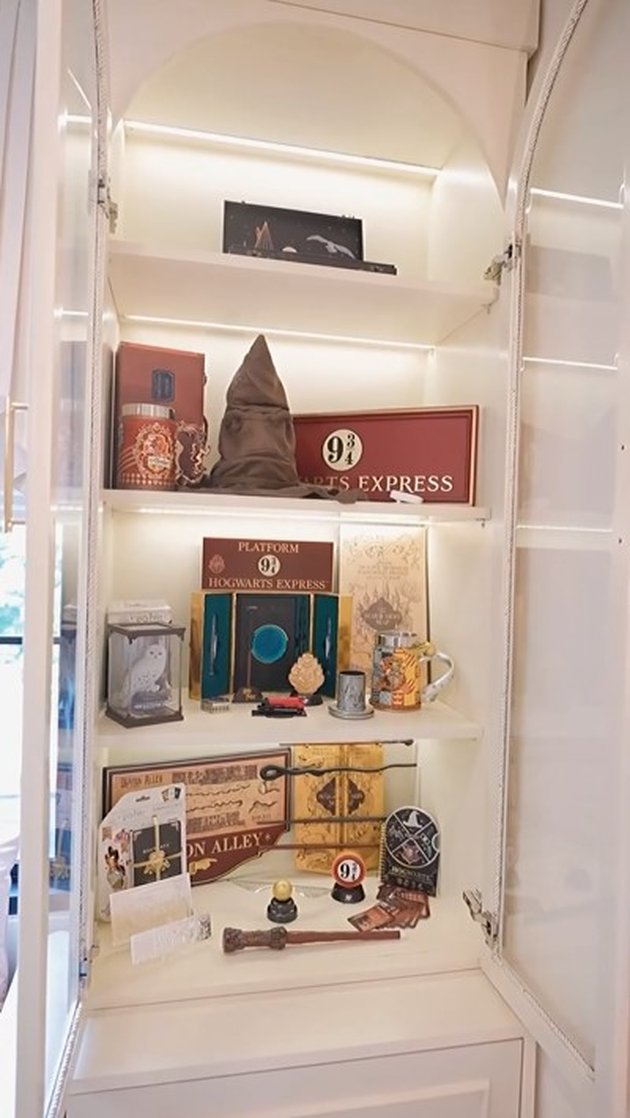 Tasyi Athasyia makeover kamar tidur mewahnya, intip 10 potretnya, furnitur serba warna emas