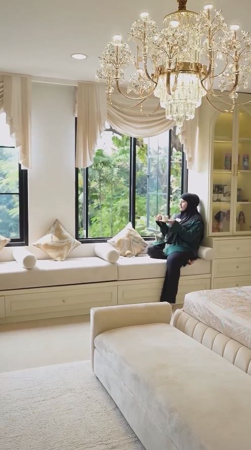 Tasyi Athasyia makeover kamar tidur mewahnya, intip 10 potretnya, furnitur serba warna emas
