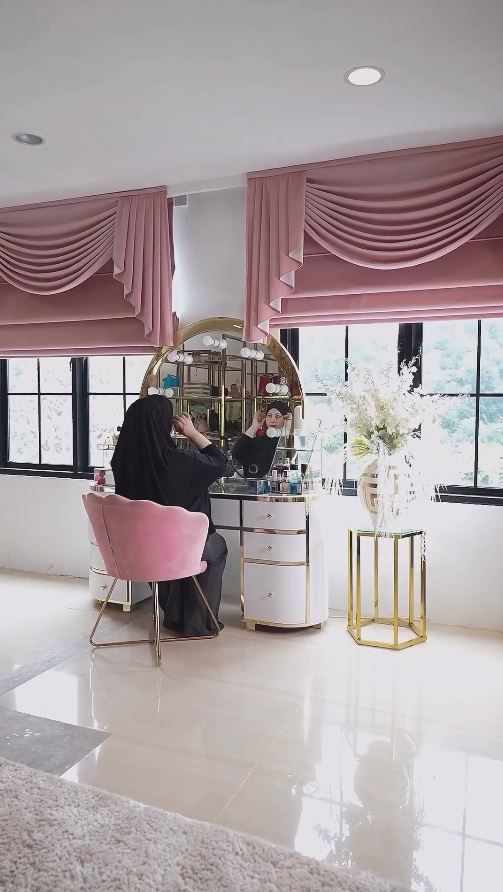 Tasyi Athasyia makeover kamar tidur mewahnya, intip 10 potretnya, furnitur serba warna emas