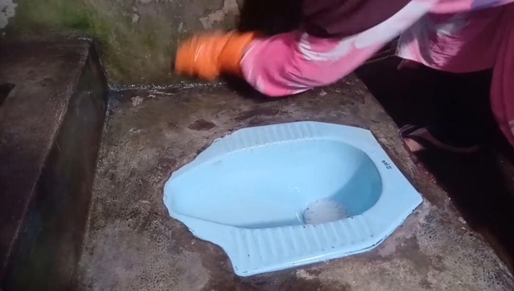 Trik bersihkan kerak hitam di kloset agar kinclong lagi tanpa pakai baking soda, tambah 2 bahan dapur
