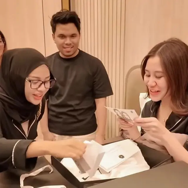 Momen Aurel Hermansyah beri Aaliyah kado tas branded senilai Rp43 juta, netizen: periparannya panutan!