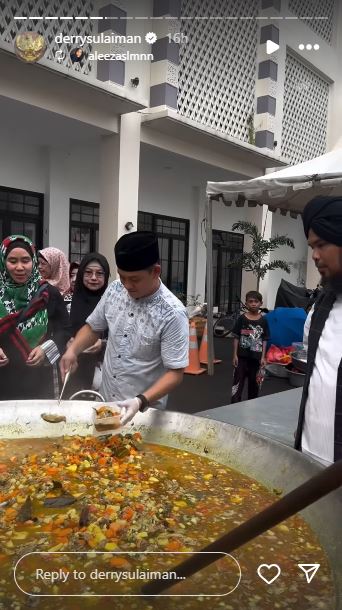 9 Momen Bobon Santoso syukuran di masjid usai mualaf, masak kambing bareng Ustaz Derry Sulaiman