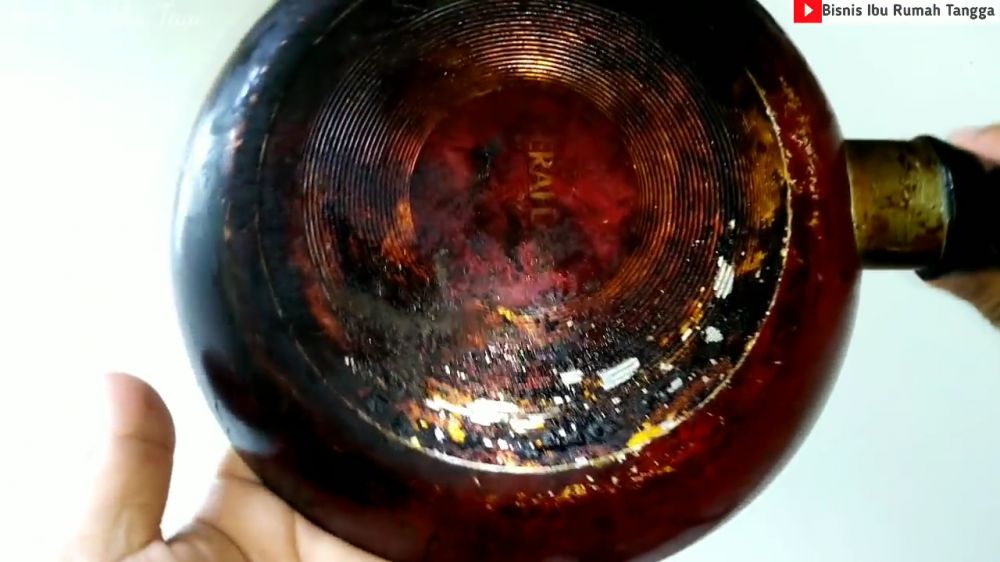 Trik ampuh hilangkan kerak gosong di pantat teflon tanpa digosok sitrun, pakai 3 bahan sederhana