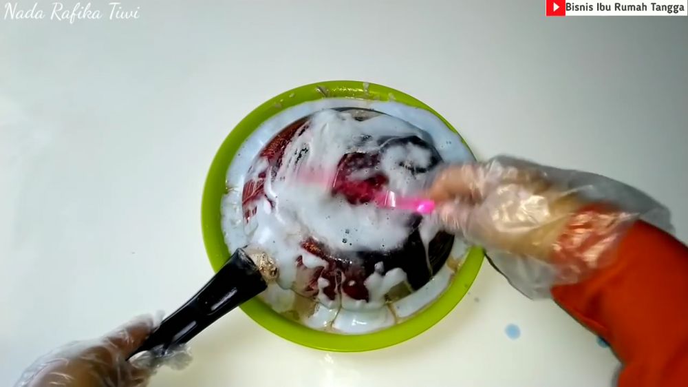 Trik ampuh hilangkan kerak gosong di pantat teflon tanpa digosok sitrun, pakai 3 bahan sederhana