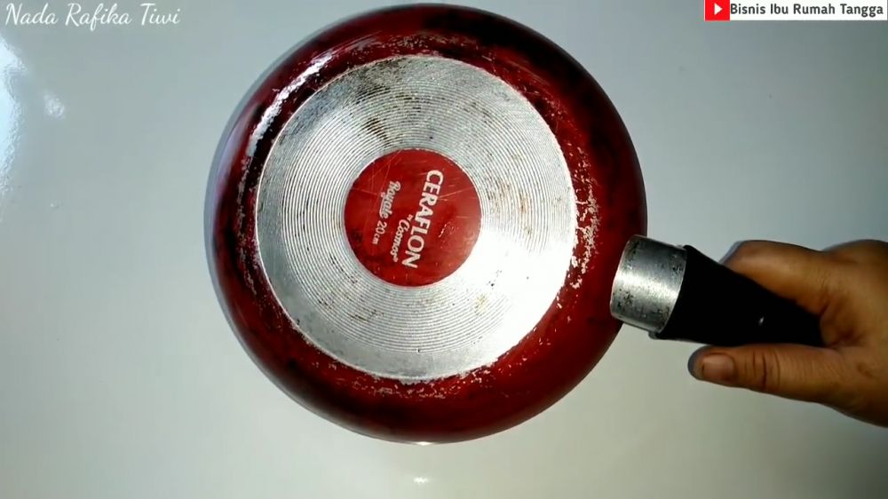 Trik ampuh hilangkan kerak gosong di pantat teflon tanpa digosok sitrun, pakai 3 bahan sederhana
