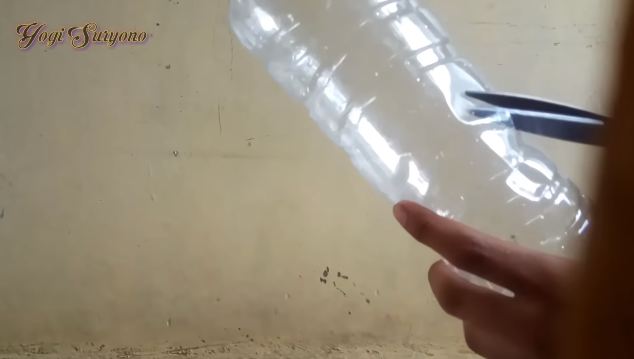 Trik simpel bikin perangkap lalat di meja makan hanya dengan 1 sampah dapur