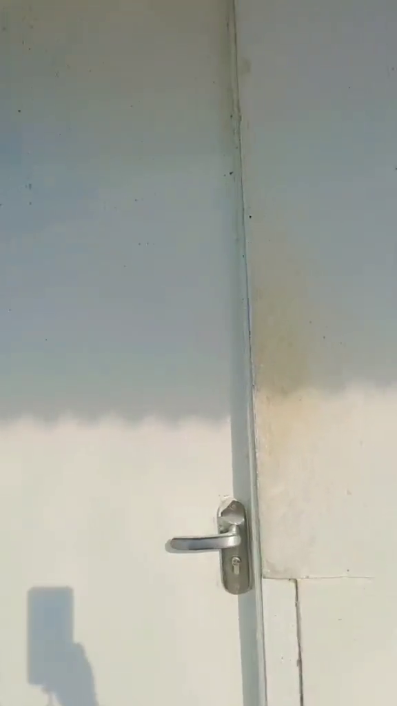 Luarnya terlihat sederhana berdinding papan, 9 potret dalam rumah ini mewah pol serba warna emas