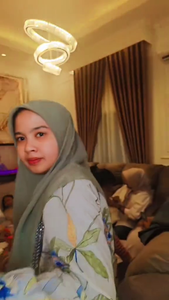 Luarnya terlihat sederhana berdinding papan, 9 potret dalam rumah ini mewah pol serba warna emas