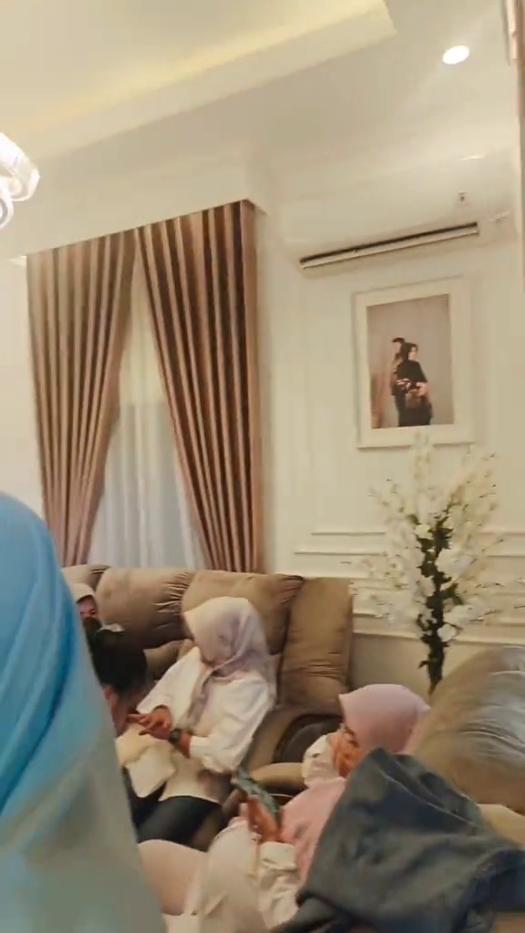 Luarnya terlihat sederhana berdinding papan, 9 potret dalam rumah ini mewah pol serba warna emas