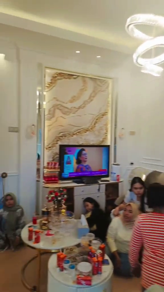 Luarnya terlihat sederhana berdinding papan, 9 potret dalam rumah ini mewah pol serba warna emas