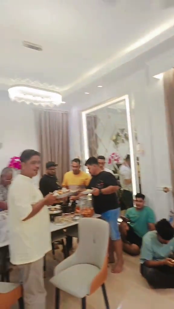 Luarnya terlihat sederhana berdinding papan, 9 potret dalam rumah ini mewah pol serba warna emas