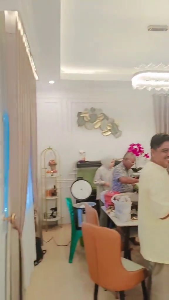 Luarnya terlihat sederhana berdinding papan, 9 potret dalam rumah ini mewah pol serba warna emas