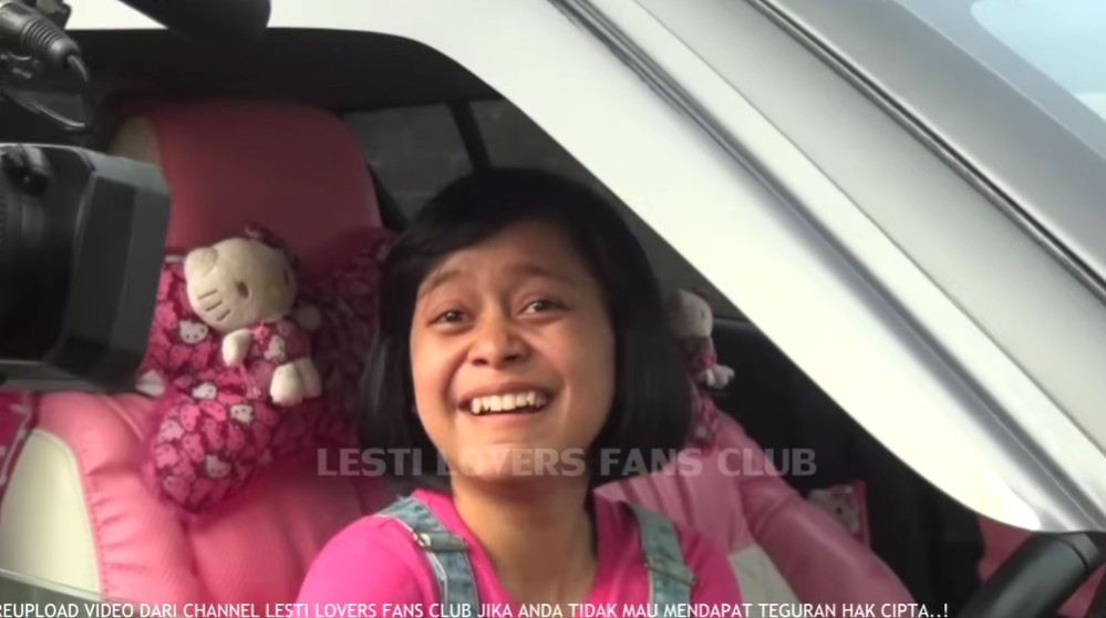 9 Potret lawas Lesty Kejora saat belajar nyetir mobil, gayanya bikin salfok disebut mirip Anjali