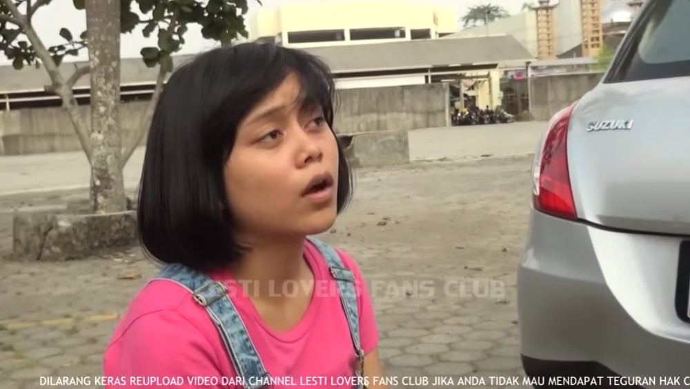 9 Potret lawas Lesty Kejora saat belajar nyetir mobil, gayanya bikin salfok disebut mirip Anjali