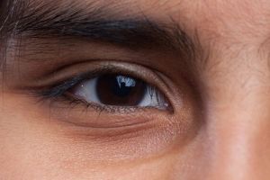 Cara memutihkan kulit area bawah mata dengan 3 bahan dapur, bukan pakai tambahan kopi